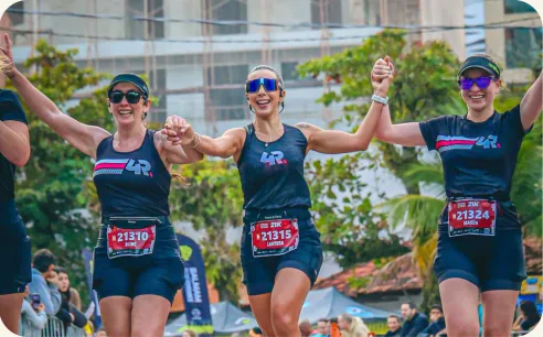 Corredoras da 4Run de mãos dadas comemorando durante a prova